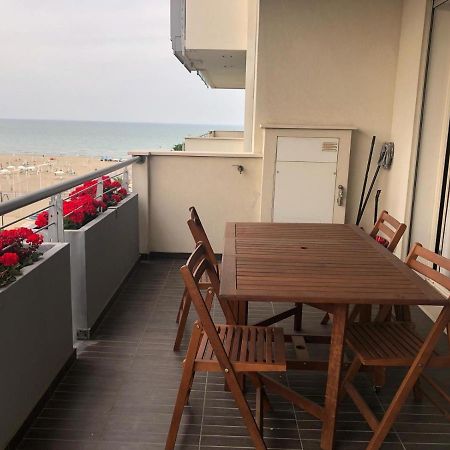 Brezza Da Mare Apartment Rimini Bagian luar foto