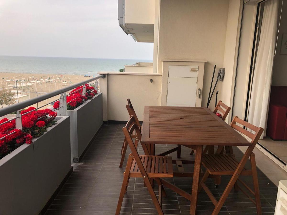 Brezza Da Mare Apartment Rimini Bagian luar foto